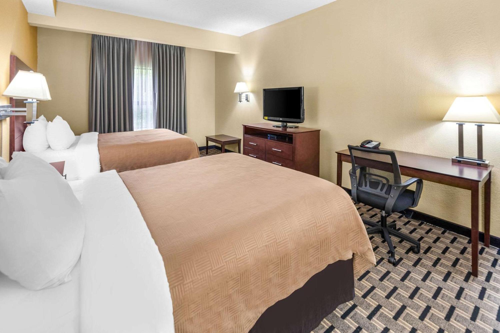 Clarion Inn & Suites Northwest Indianapolis Exterior photo