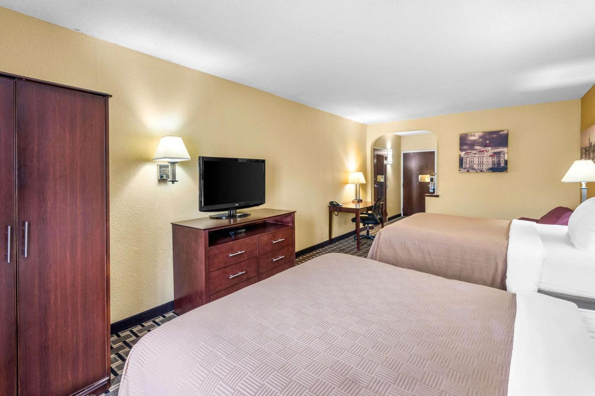Clarion Inn & Suites Northwest Indianapolis Exterior photo
