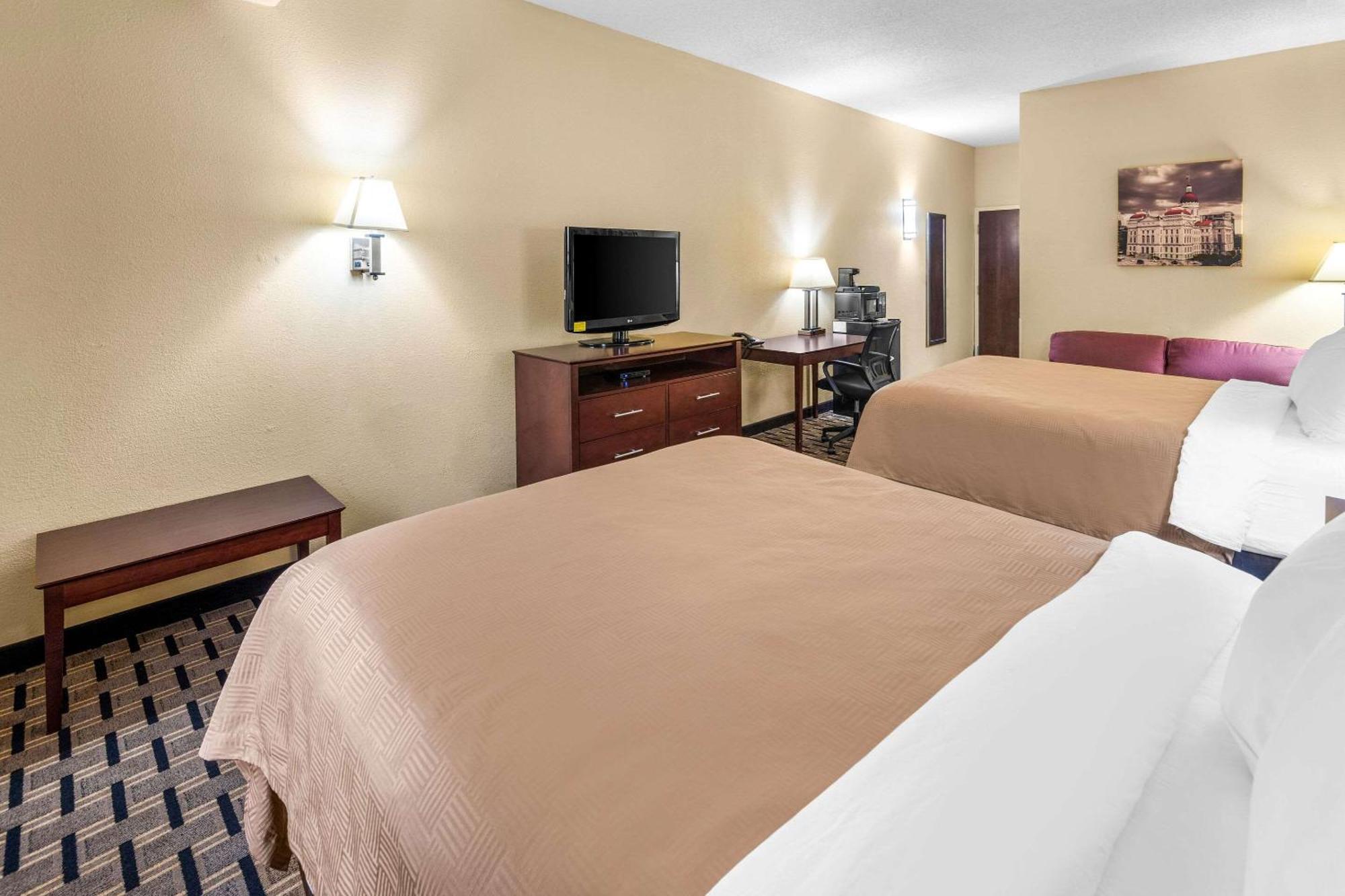 Clarion Inn & Suites Northwest Indianapolis Exterior photo