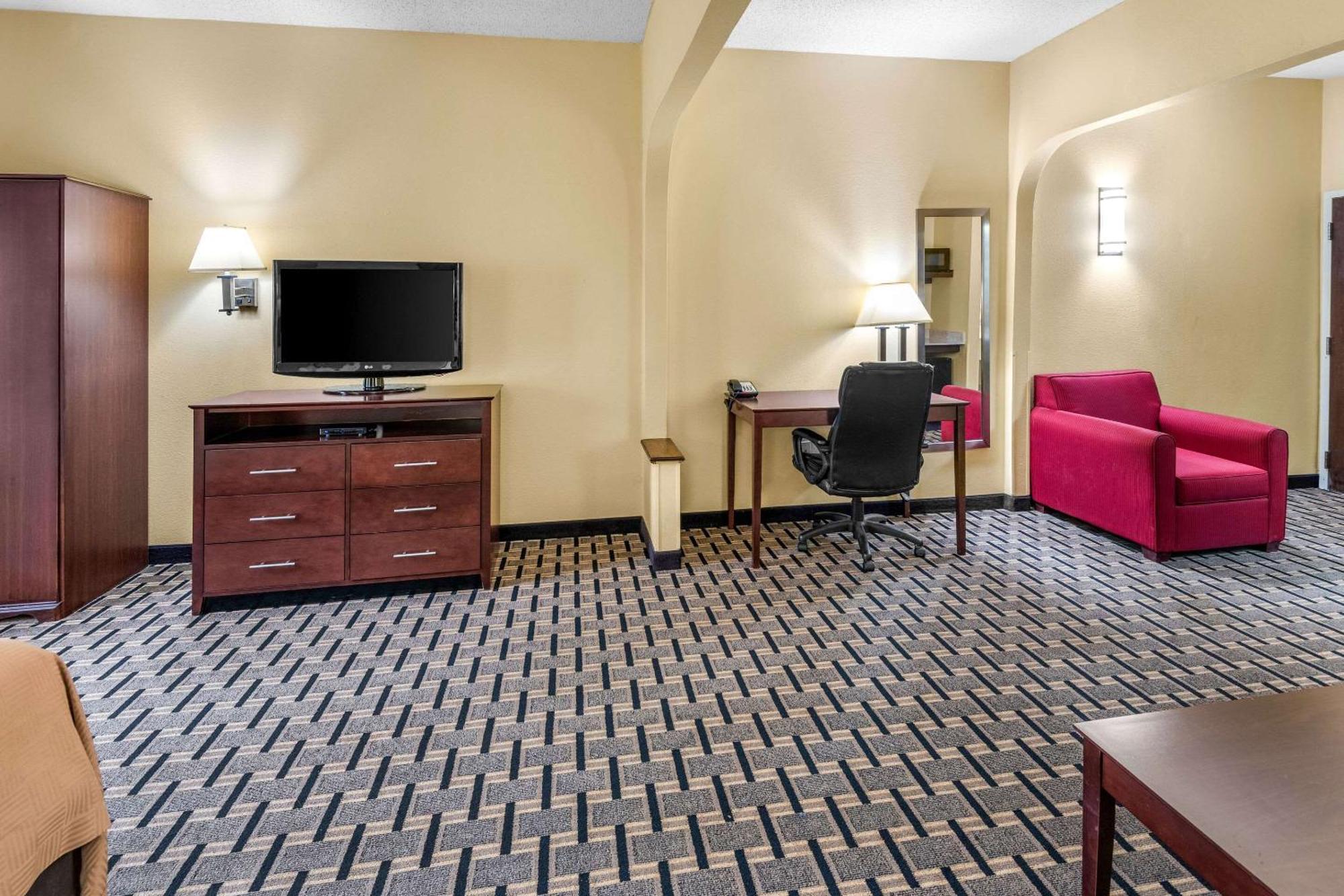 Clarion Inn & Suites Northwest Indianapolis Exterior photo
