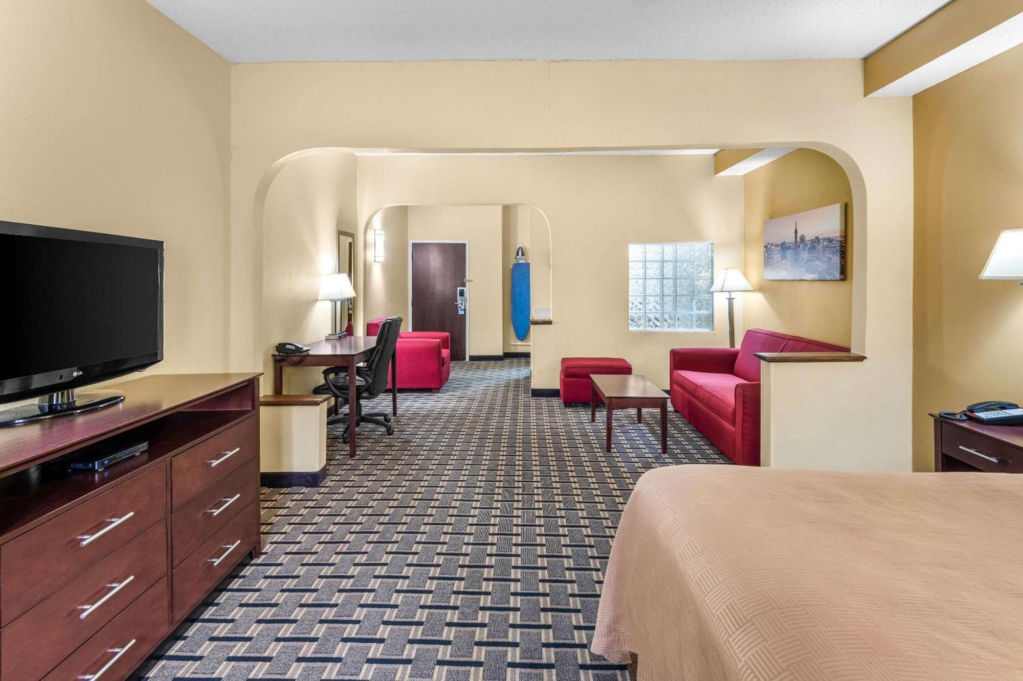 Clarion Inn & Suites Northwest Indianapolis Exterior photo