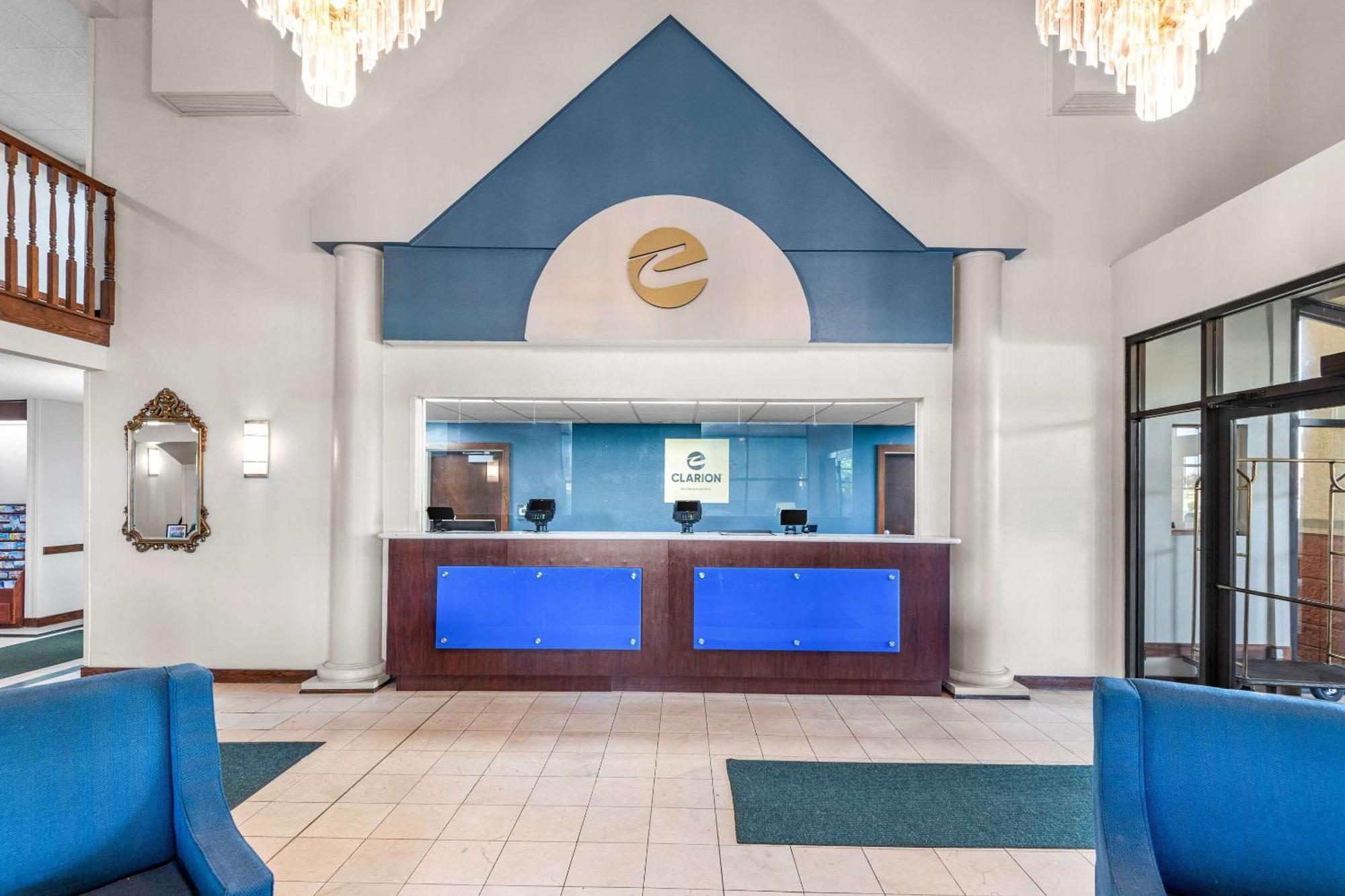 Clarion Inn & Suites Northwest Indianapolis Exterior photo