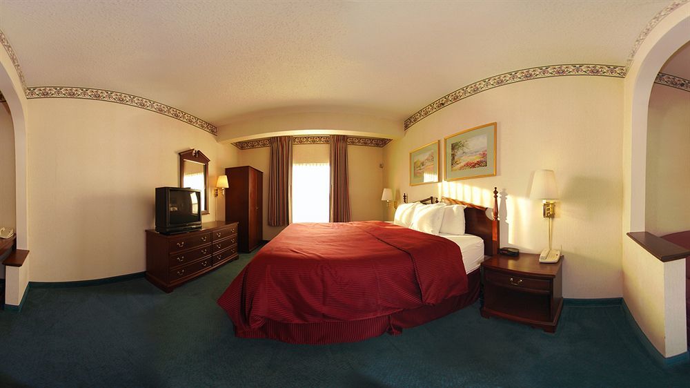 Clarion Inn & Suites Northwest Indianapolis Exterior photo